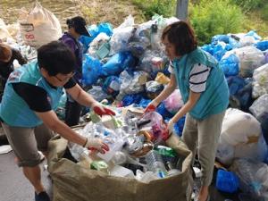양평군자원봉사센터, 급식 봉사에 이어‘쓰레기 분리수거’로 릴레이 자원봉사 실시