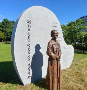 ‘평화와 인권의 영원한 소녀 김복동상’ 아트홀 앞 제막식 거행